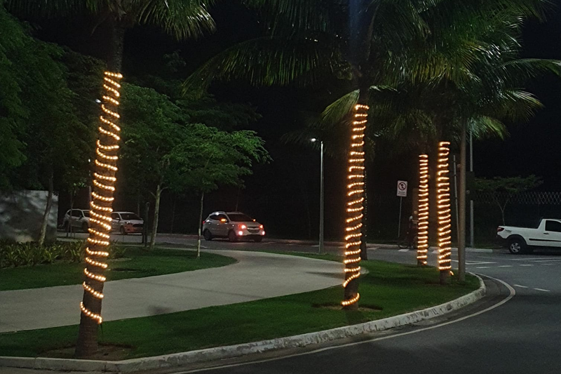 O clima das festas de Natal e Ano Novo estão presentes nas esquinas do bairro